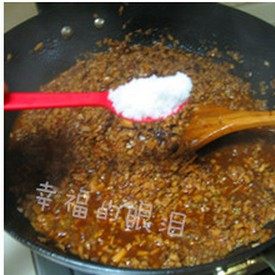 蘑菇肉酱,不断的用铲子翻炒,待汤汁变粘稠即可关火