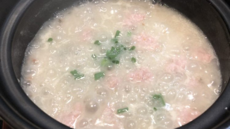 瑶柱蚝豉皮蛋瘦肉粥,关火,撒葱花。