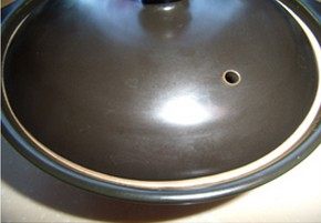 火腿煲仔饭,将砂锅盖上盖,先用大火煮开,再转小火,将米饭煮至七八成熟