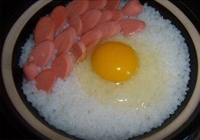 火腿煲仔饭,然后放入火腿,再打一个蛋进去,继续小火煮5分钟