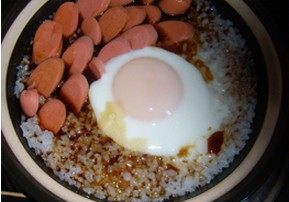 火腿煲仔饭,最后淋上调味汁即可享受香气扑鼻的腊味煲仔饭啦