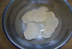 火腿煲仔饭,土豆切片用平底锅煎软,撒上食盐、辣椒粉、胡椒粉,抹上食用油,两面煎汁金黄,放在煲仔中继续焖一会儿