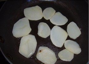 火腿煲仔饭,起盖后加入香葱,铺上青绿油菜即可