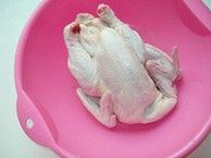西安葫芦鸡,将鸡洗净，放入清水浸泡半小时，冲掉血污