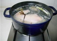西安葫芦鸡,水烧开后将鸡放入锅中，加入葱段和姜片，放入香料包，小火煮半小时