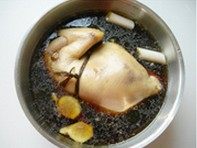 西安葫芦鸡,将鸡捞出，用原汤浸泡，再次放入姜片和葱段，放到笼屉上蒸至熟透