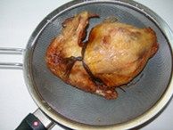 西安葫芦鸡,至表皮呈金红色即可关火，沥油后趁热食用最佳