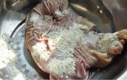 苦藠炖肚子,猪肚先后用食用碱面、白醋、粗盐和面粉反复搓洗至少3遍洗净至光滑无粘液