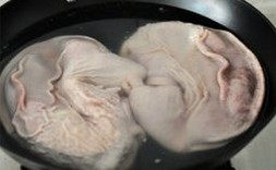 苦藠炖肚子,猪肚冷水入锅中煮沸几分钟，后捞出洗净备用