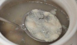 苦藠炖肚子,如果放猪蹄，也提前汆烫一下，肚子和蹄子在汆烫过程中如有浮沫最好都撇去
