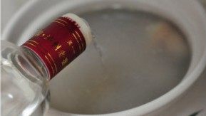 苦藠炖肚子,将猪肚和猪蹄一起放入锅中，加入白酒或黄酒和足量的水，放入拍散的生姜大火煮开