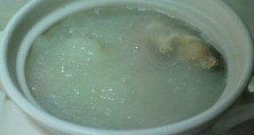 苦藠炖肚子,直接转小火炖2个小时，浮沫也一并撇去