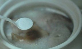 苦藠炖肚子,加入适量的盐再炖15分钟
