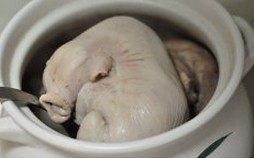 苦藠炖肚子,加盐再略煮后就可暂时关火，将猪肚取出