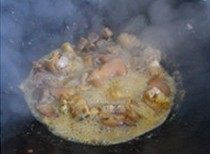 香焖猪手,倒入适量的温水,盖上锅盖大火烧开转小火焖20分钟