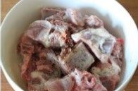 笋干梅干菜蒸排骨,排骨斩成小块,泡半个小时去除血水,加入生抽,料酒,<a style='color:red;display:inline-block;' href='/shicai/ 700'>花椒</a>和黑胡椒