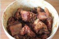 笋干梅干菜蒸排骨,加入甜面酱,一大勺白糖,拌匀后腌制一小时以上,或者盖上保鲜膜放入冰箱过夜