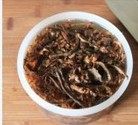 笋干梅干菜蒸排骨,梅干菜冲洗干净后,泡5分钟,捞出来和排骨拌匀