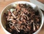 笋干梅干菜蒸排骨,排骨放入高压锅蒸四十分钟,然后倒入炒锅内收汁,根据口味加入糖和盐来调味