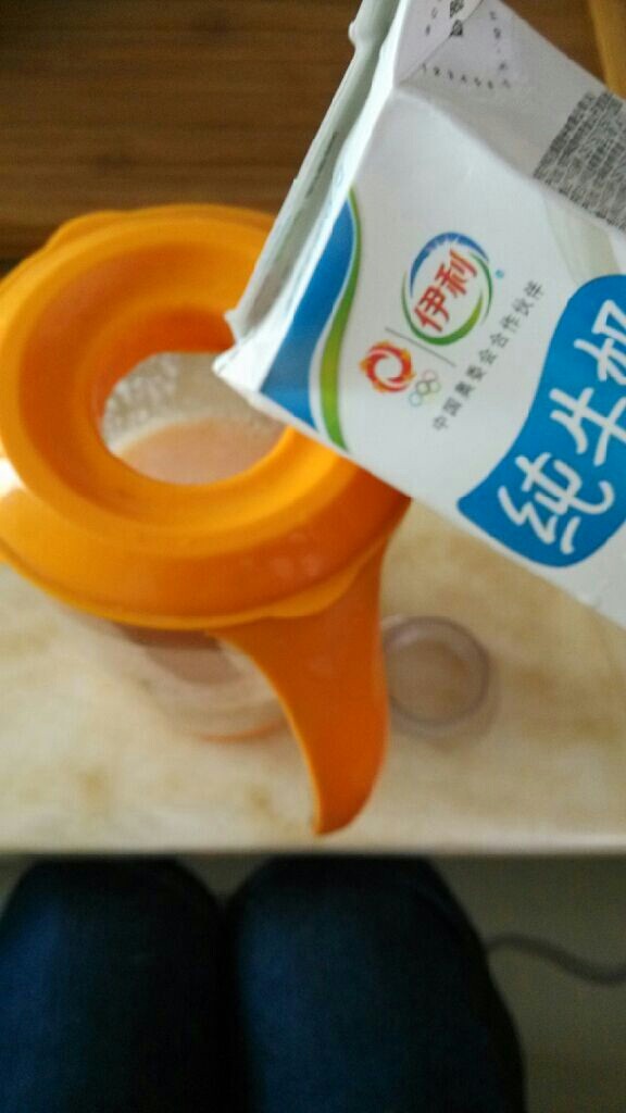 木瓜牛奶汁,打碎后打开顶部小盖再从这边加牛奶边打，打匀即可食用