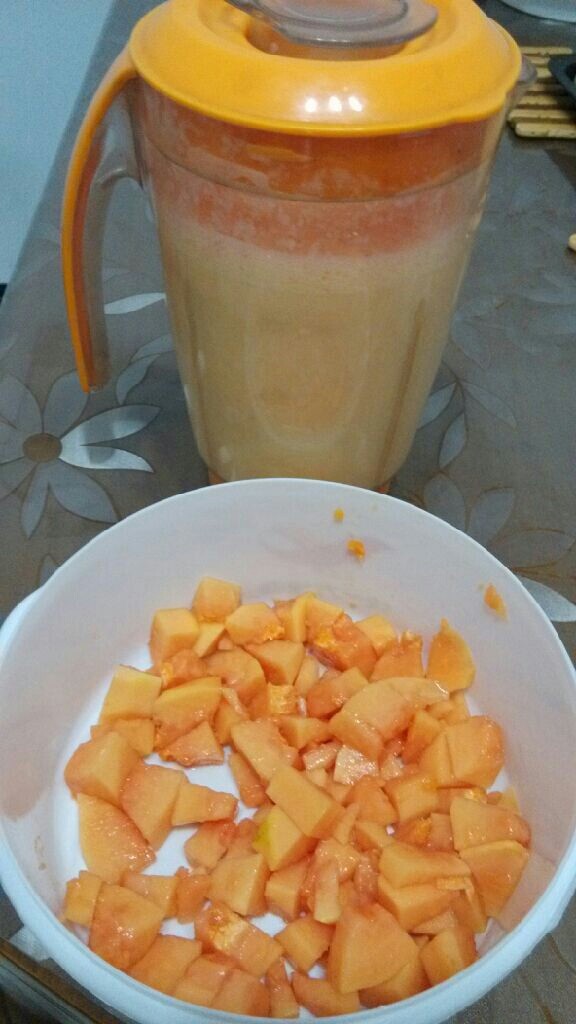 木瓜牛奶汁,将<a style='color:red;display:inline-block;' href='/shicai/ 590'>木瓜</a>洗净去皮切小粒，放部份入料理机中，加入适量<a style='color:red;display:inline-block;' href='/shicai/ 3729'>白糖</a>倒入漫过<a style='color:red;display:inline-block;' href='/shicai/ 590'>木瓜</a>的凉白开启动机器打碎