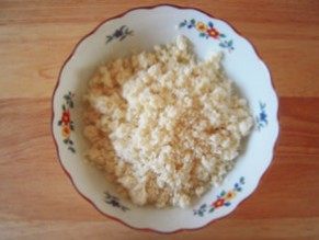 萝卜炸素丸子,<a style='color:red;display:inline-block;' href='/shicai/ 465'>豆腐</a>切成0.5cm的见方丁并沥水,豆渣用厨房屉布拧掉水分,香菜切碎末