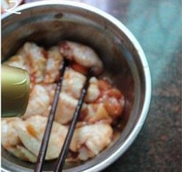 荷包鸡翅,磨入适量黑胡椒碎，拌匀，腌30分钟以上
