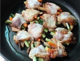 荷包鸡翅,平底锅刷一层薄油，烧热锅，把鸡翅排进锅中