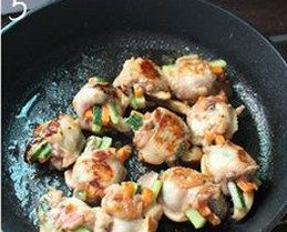 荷包鸡翅,中小火把鸡翅煎至两面金黄