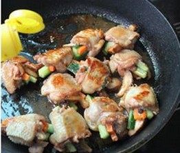 荷包鸡翅,淋入1大勺生抽，翻拌均匀