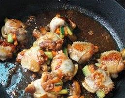 荷包鸡翅,淋入2大勺热水，盖上锅盖，小火焖煮大约10分钟，转大火把酱汁收至浓稠即可