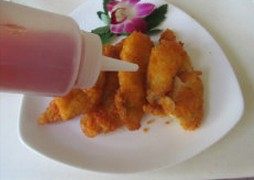 黄金鲷鱼排,摆放入盘中, 表面撒上泰式辣椒酱即可