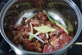 杏鲍菇炒牛肉,小葱切段,将腌过的牛肉放入煮过里,放入葱、姜