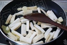 杏鲍菇炒牛肉,杏鲍菇切条,锅里放油,煸炒姜片和蒜瓣,放入杏鲍菇煸炒