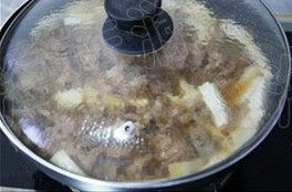 杏鲍菇炒牛肉,放入煮好的牛肉,连同剩余汤汁,盖盖,大火焖煮片刻