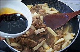 杏鲍菇炒牛肉,待杏鲍菇吸足牛肉汤汁,倒入调味汁