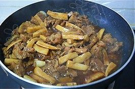 杏鲍菇炒牛肉,等上色入味后,调入水淀粉,大火烧至汤汁浓稠