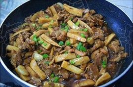 杏鲍菇炒牛肉,出锅前,撒葱花即可