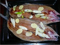 手撕鲅鱼黄金饼,将鲅鱼从背部平剖开去主刺，尾部相连，鱼肉朝上，倒入生抽，抹上盐、撒上<a style='color:red;display:inline-block;' href='/shicai/ 744'>五香粉</a>、适量<a style='color:red;display:inline-block;' href='/shicai/ 720'>胡椒粉</a>