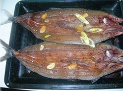 手撕鲅鱼黄金饼,同时将反面鱼皮抹上适量盐，鱼肉上放上切碎的葱花姜片，放<a style='color:red;display:inline-block;' href='/shicai/ 710'>桂皮</a>、<a style='color:red;display:inline-block;' href='/shicai/ 741'>香叶</a>、<a style='color:red;display:inline-block;' href='/shicai/ 695'>八角</a>、 花椒加盖保鲜膜放冰箱冷藏15—20小时