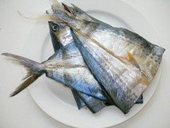 手撕鲅鱼黄金饼,腌好的鱼去除保鲜膜，悬挂风干至鱼肉收紧，掸掉香料和葱姜切开备用