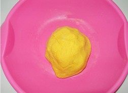 手撕鲅鱼黄金饼,将玉米面和豆面加上鸡蛋，用温水泡开酵母，揉成玉米面团，盖保鲜膜饧半小时