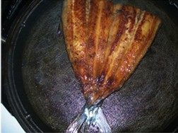 手撕鲅鱼黄金饼,电饼铛放适量油将鱼两面煎至金黄酥脆