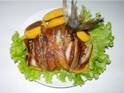 手撕鲅鱼黄金饼,将鱼肉撕开加玉米饼摆盘即可