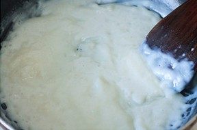 脆皮炸鲜奶,等锅的温度上来时,用铲子顺一个方向不停搅拌,搅拌成粘稠的糊状