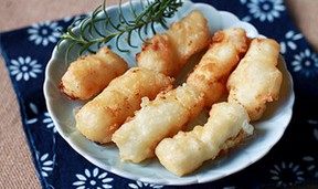 脆皮炸鲜奶,可以摆盘直接食用,或者撒点白糖