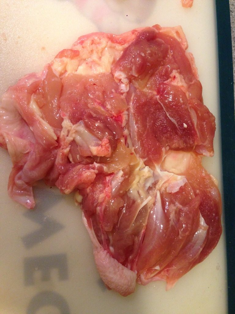 照烧鸡腿,鸡肉去骨后用刀背把肉拍松,鸡皮用牙签戳些洞 以便入味