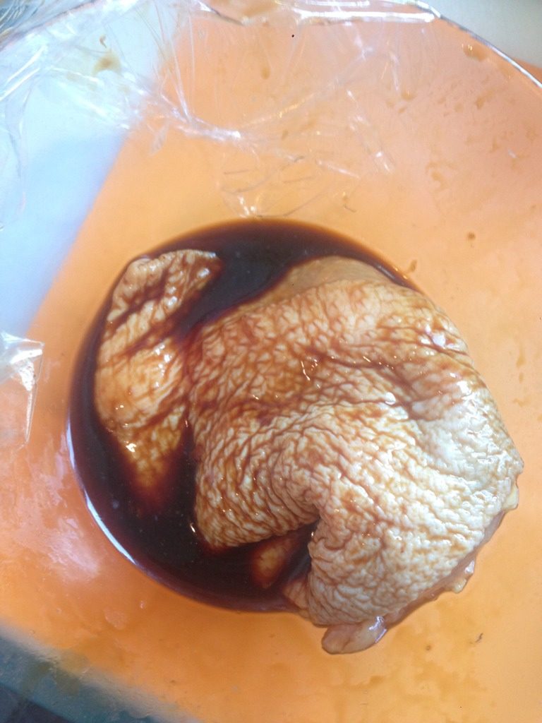 照烧鸡腿,<a style='color:red;display:inline-block;' href='/shicai/ 721'>蚝油</a> 生抽 <a style='color:red;display:inline-block;' href='/shicai/ 762'>老抽</a> <a style='color:red;display:inline-block;' href='/shicai/ 37'>姜</a>适量 将鸡肉腌制半小时
