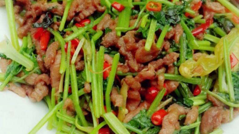 芹菜泡椒炒肉丝