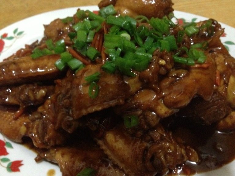 可乐鸡翅,中火慢炖直至汤水变稠为止便可起锅，撒上一些葱花便完成！